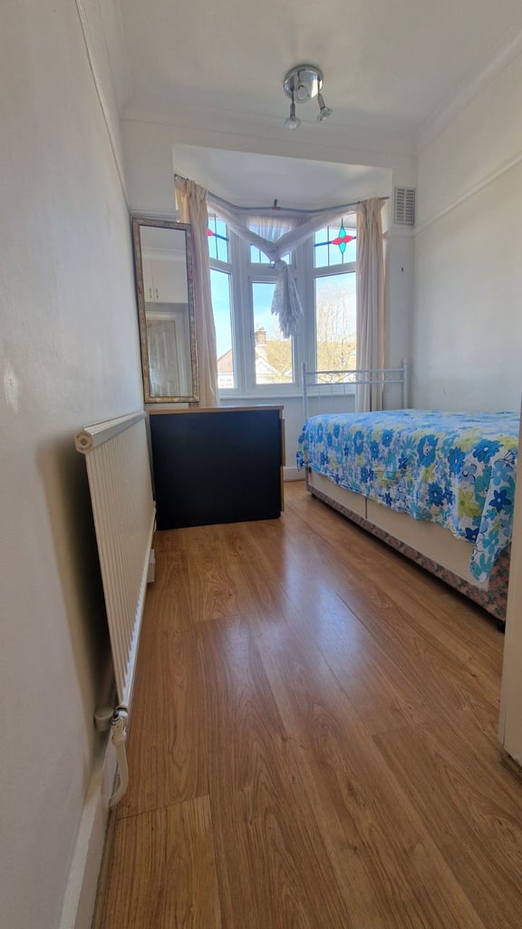 Single Room to Rent in a Family Share House in Bush Hill Park, Enfield £600 including all.