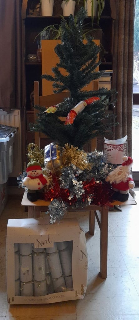 Small 3ft Artificial Christmas Tree with Lights / Decorations / 8 Christmas Crackers