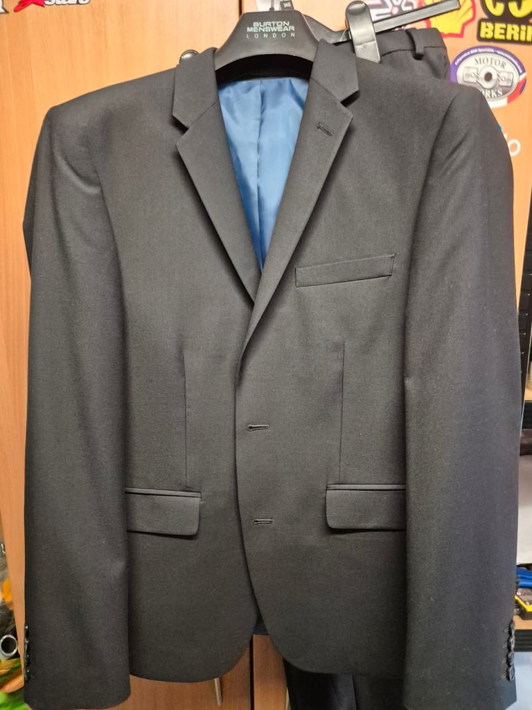 Mens Burton suit 38S like new worn once 
