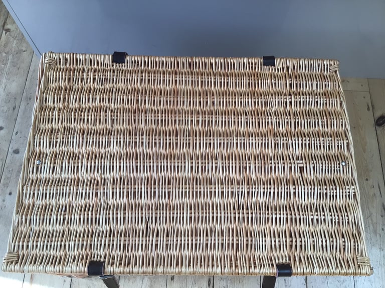 Very Large wicker Hamper Basket with lid, leather straps/Storage/Blanket Box/Toy Chest/Trunk/Logs. 