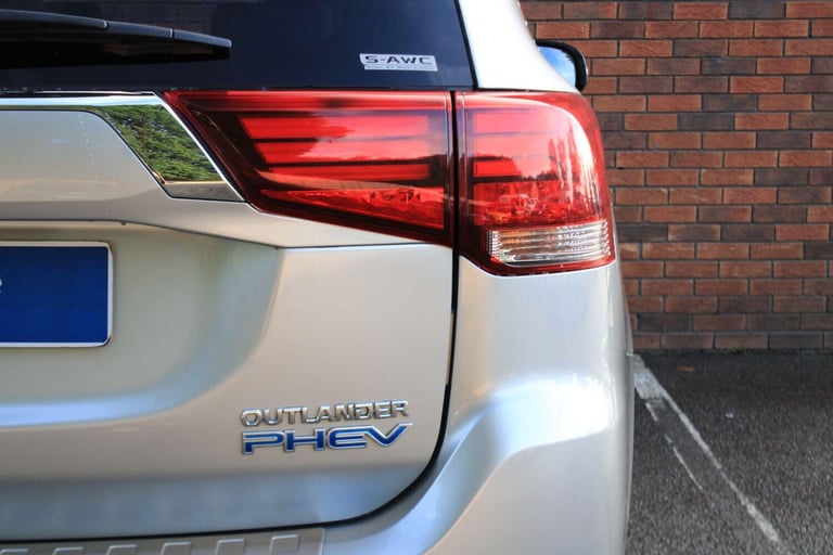 2017 Mitsubishi Outlander 2.0h 12kWh Juro CVT 4WD Euro 6 (s/s) 5dr ESTATE Petrol/Electric Hybrid ...