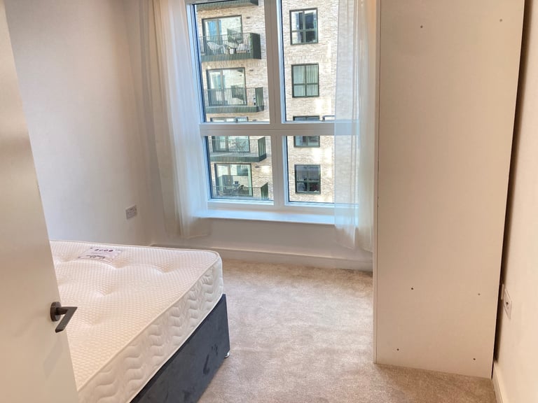 New Build Quality Lift Concierge Balcony Flat 2 Bed 2 Bath Gardens Gym Lounge Cinema Near Rail Bus