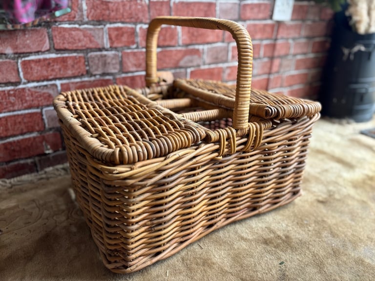 image for A large vintage Harrods picnic basket,Display