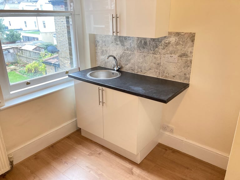 IncludesBills Converted 1st Studio Shower OpenBedRoomKitchenDineSit Garden VeryNearRailBusTubeShops