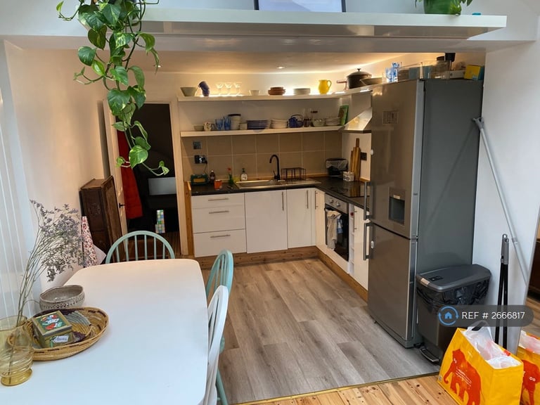 3 bedroom flat in Haringey, London, N4 (3 bed) (#2666817)