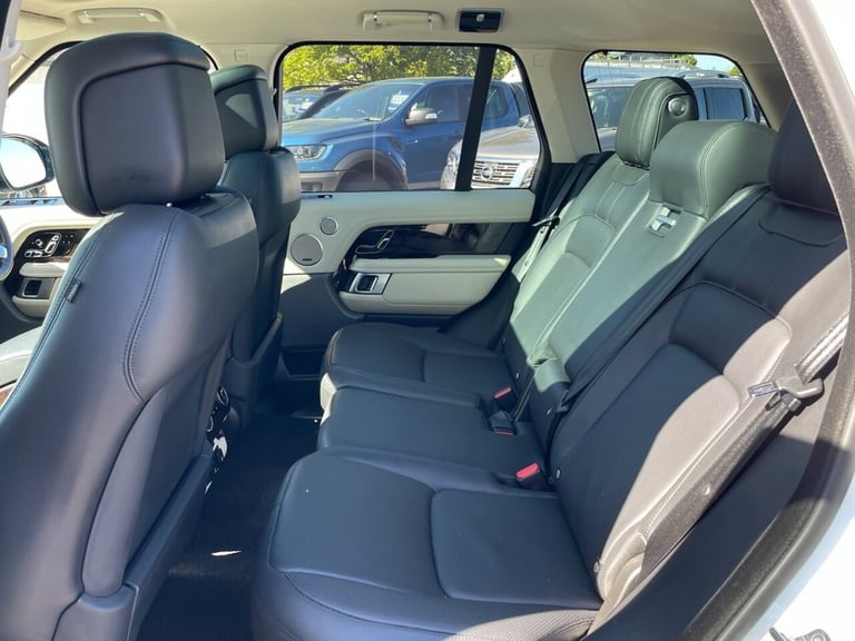 2019 Land Rover Range Rover 3.0 SD V6 Vogue black pack SUV 5dr Diesel Auto 4WD 275 bhp ESTATE Die...