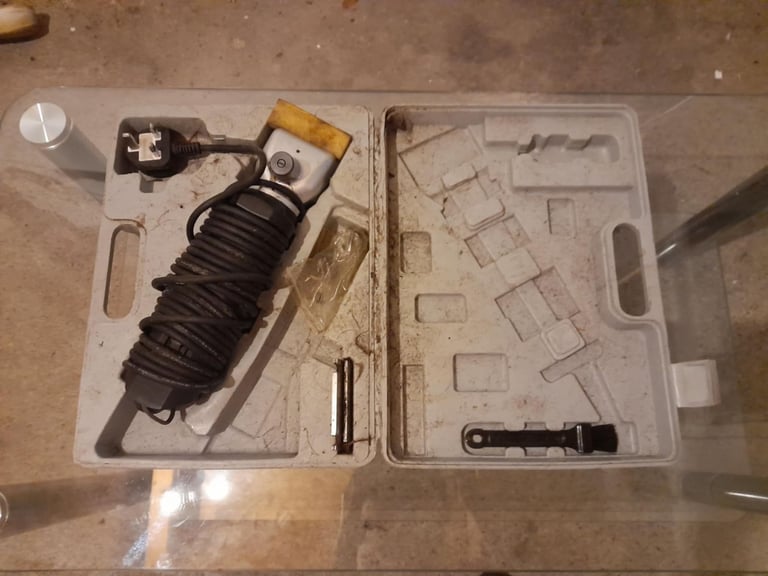 Horse hair clippers used twice comes in carry case and spare blade good working order
