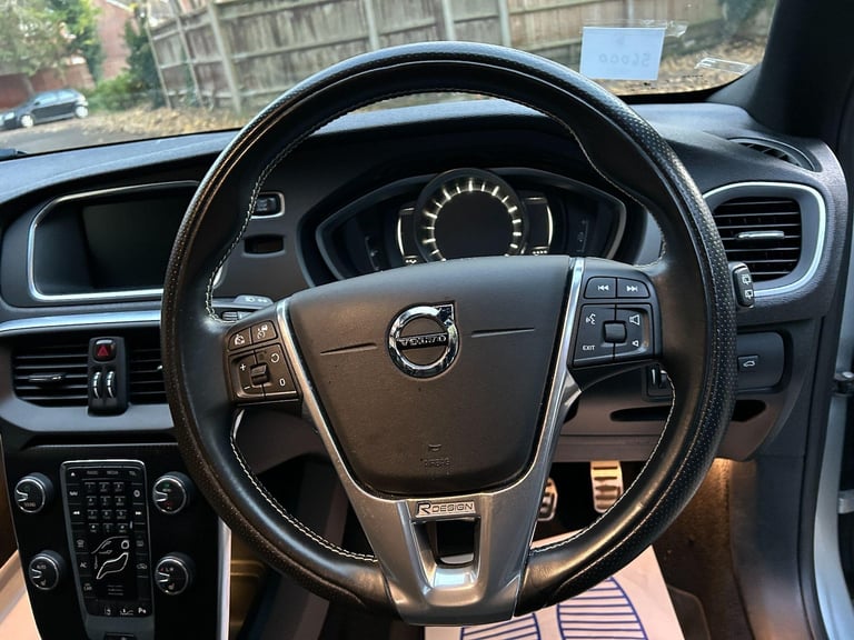 2017 Volvo V40 2.0 T2 R-Design Euro 6 (s/s) 5dr HATCHBACK Petrol Manual