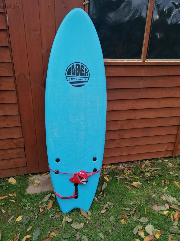 Alder surfboard 5 ft 8 and leash and bag