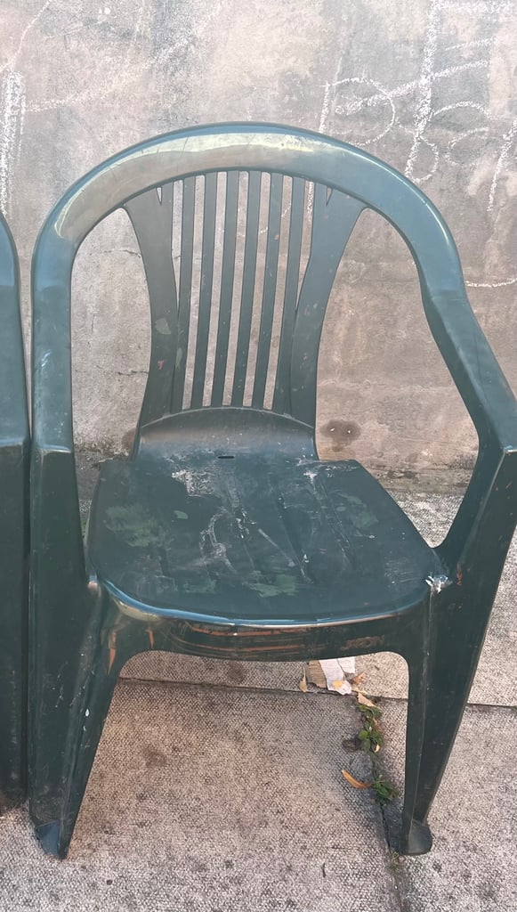 ( set of 5X  plastic garden chairs. 