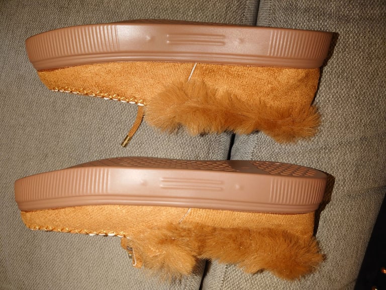 Brown slippers size 4 Euro 37
