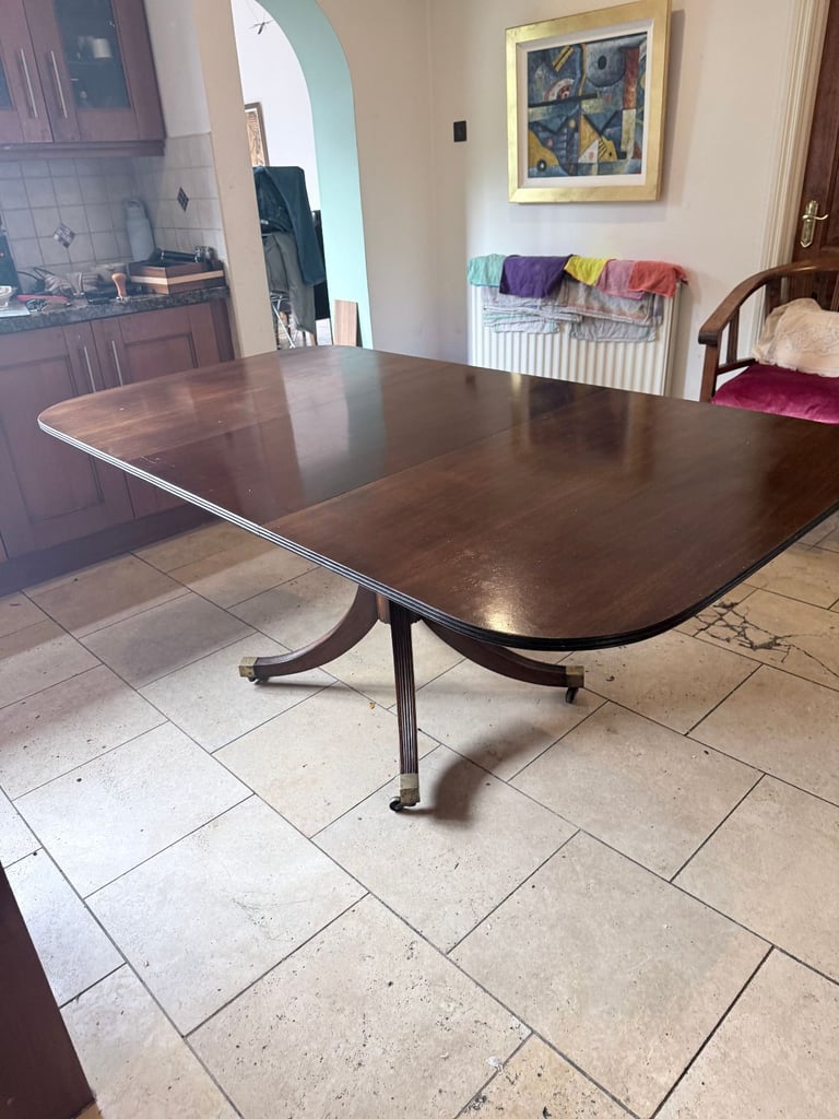 Extending Mahogany Dining Table – Pedestal Base, Seats 8, Excellent Condition.