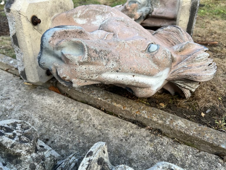 Beautifully striking 2 horse heads.