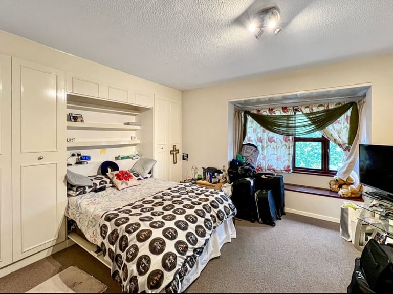 Studio Flat - 5 Min Walk to Station - Seperate Kitchen & Bathroom - Parking Available 