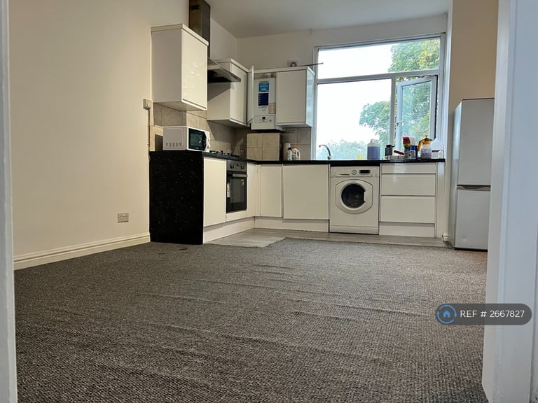 2 bedroom flat in London Road, Westcliff-On-Sea, SS0 (2 bed) (#2667827)