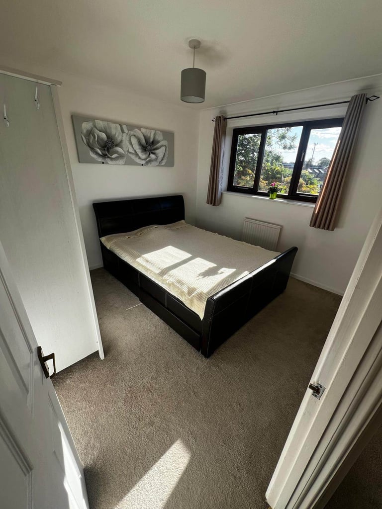 2 bed flat to let, immediately 