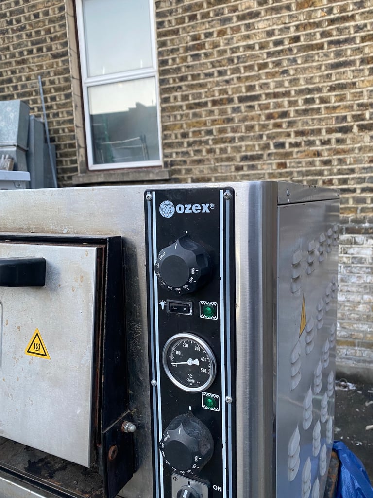 Electric pizza/baking oven
