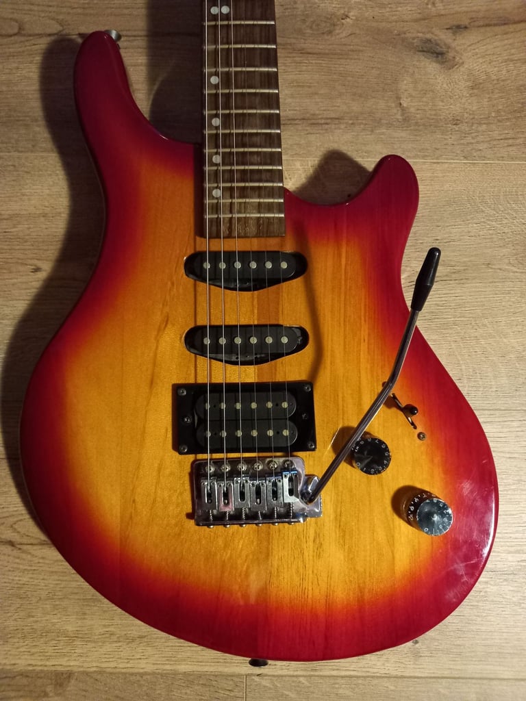 Washburn Maverick series BT-4CS electric guitar. Made between 1997-2002.