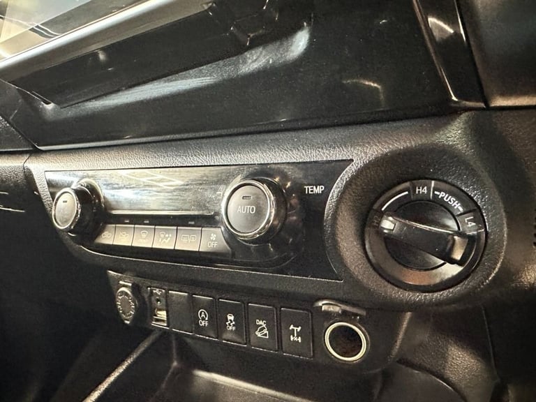 2020 Toyota Hilux 2.4 INVINCIBLE 4WD D-4D DCB 147 BHP DOUBLE CAB PICK-UP Diesel Manual