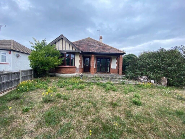 Spacious 3 bed bungalow in Clacton company let welcome  