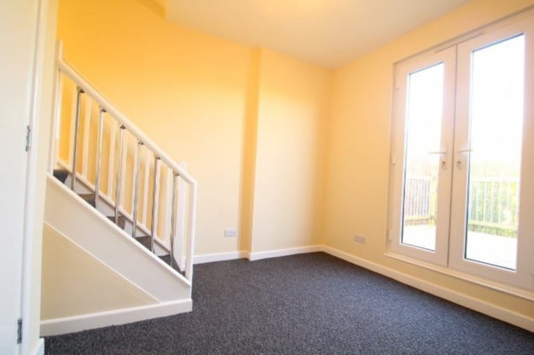 Chain Free! Hane Estate Agents offer a Freehold 1st and 2nd floor 4 room bedsit HMO investment. 