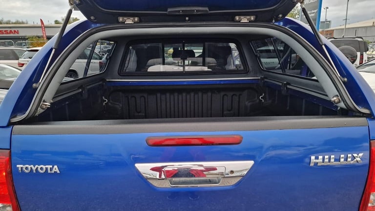 2017 Toyota Hilux 2.4 D-4D Invincible Auto 4WD Euro 6 4dr (TSS, 3.5t) PICK UP Diesel Automatic