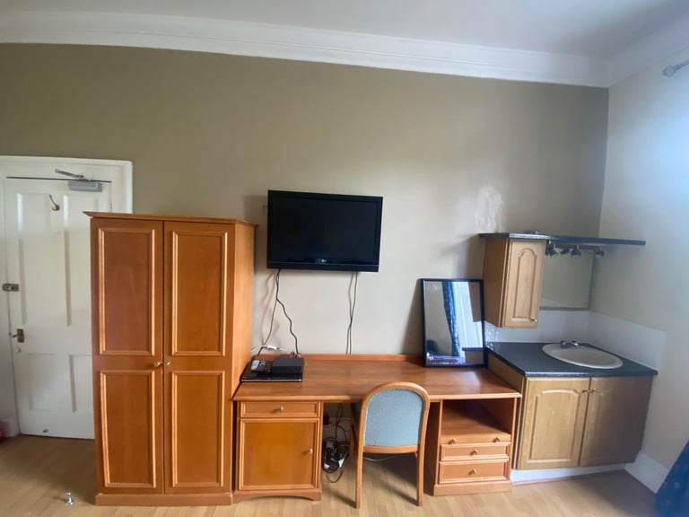 CITY CENTER LUXUARY DOUBLE ROOM ALL BILLS INCLUDED NEAR PRINCESS STREET 