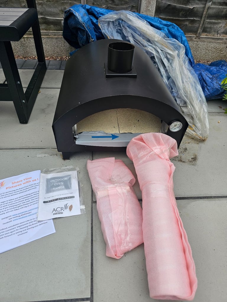 Wood fired ourdoor pizza stove, unused