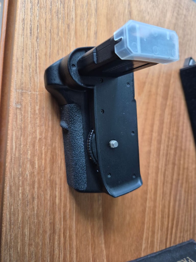 Nikon D5300 Battery Grip and 2 EN-EL14a batteries
