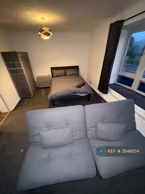 1 bedroom in Gales Drive, Crawley, RH10 (#2648854)