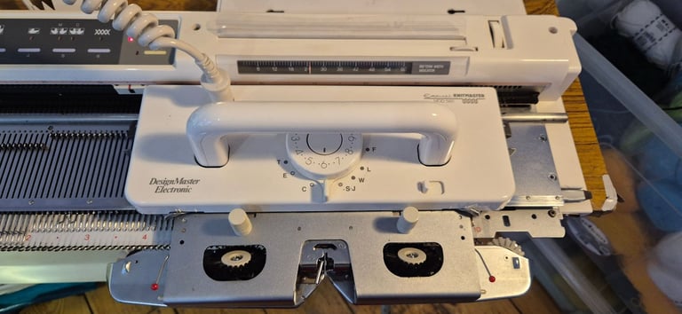 KNITMASTER 580 ELECTRONIC KNITTING MACHINE, ACCESSORIES