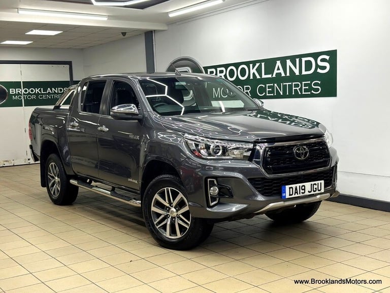 image for Toyota Hilux 2.4 INVICIBLE X 4WD D-4D DCB [6X SERVICES, SAT NAV, LEATHER &amp; 4WD]