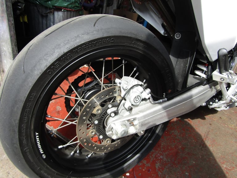 HUSQUVARNA SUPER MOTO 701 *ONLY 1400 MILES* S C EXHAUST * LOVELY * REDUCED* 