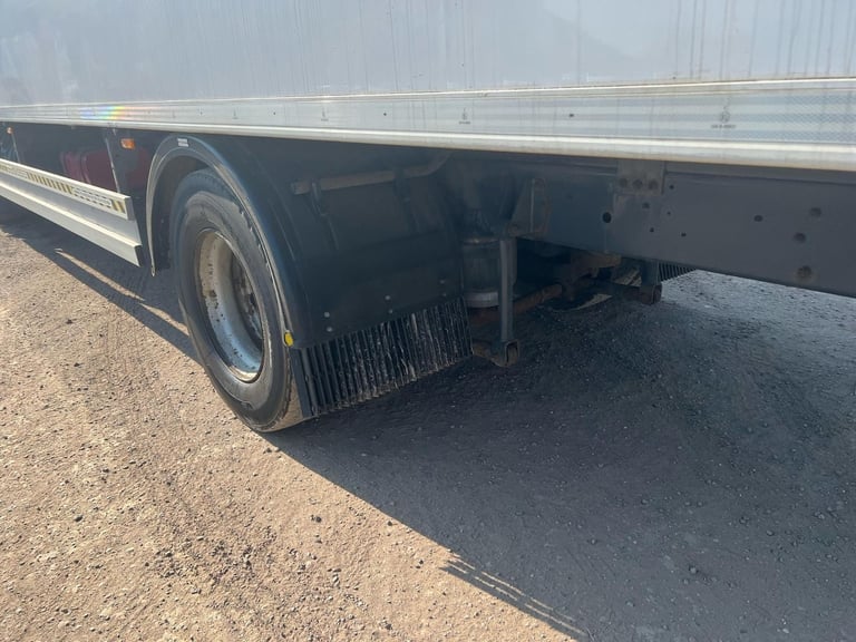 DAF TRUCKS CF250  18 TONNE FRIDGE WITH COLUMN TAIL LIFT CHOICE