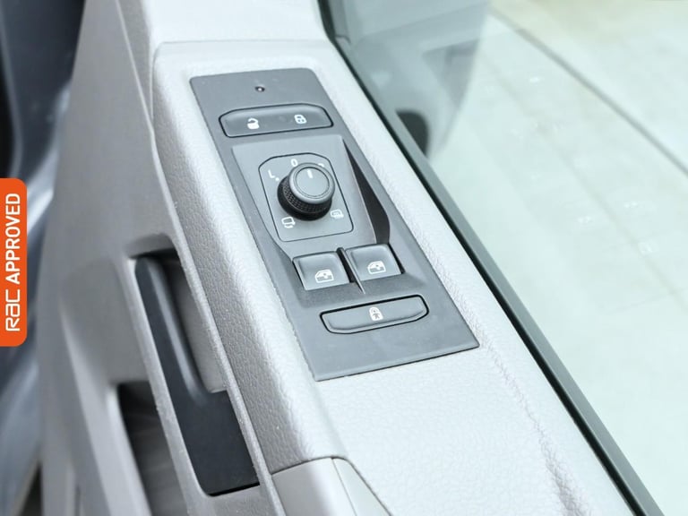 2021 Volkswagen Transporter 2.0 TDI T30 Highline Kombi Double Cab 5dr Diesel Manual FWD SWB Euro ...