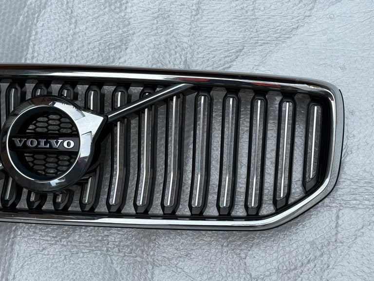 Volvo XC40 Front Inscription Grille 2017 Onwards Now P/N 31457347 & 31457344. 