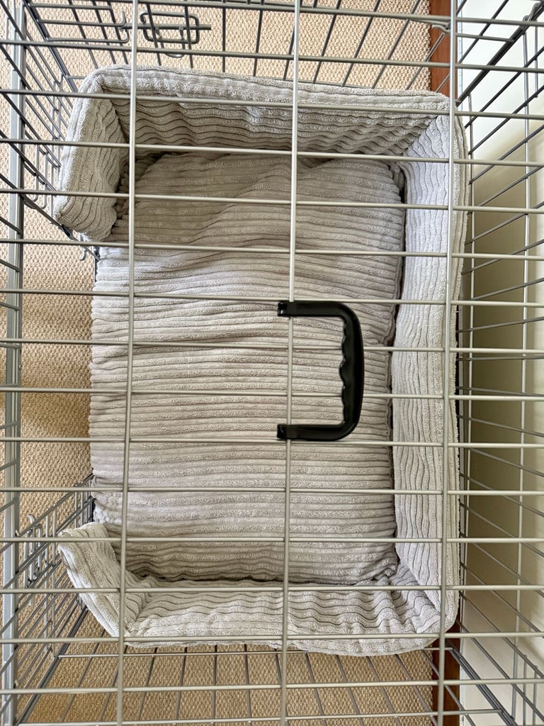 Lords £ Labradors sliding door dog crate size M with bumper and cusion