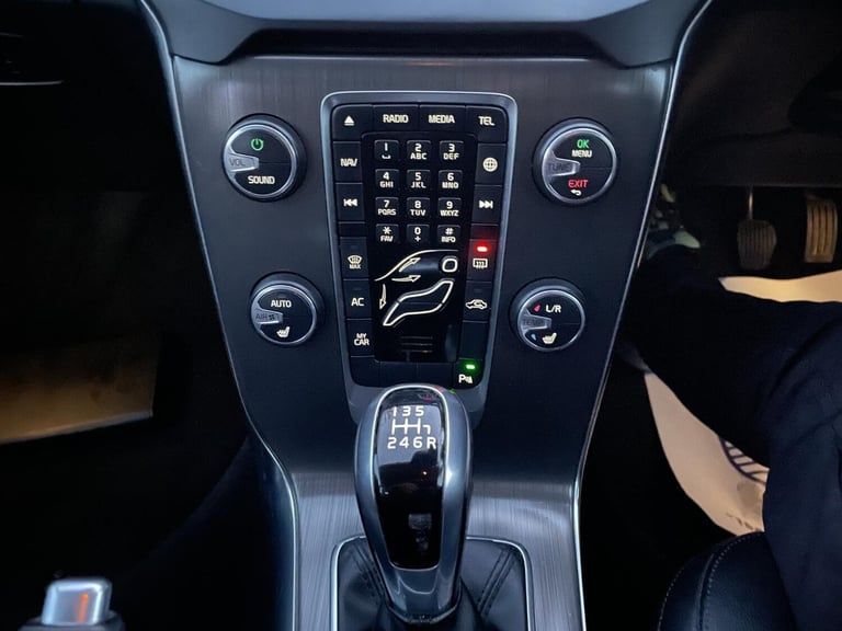2015 Volvo V40 D4 [190] SE Lux Nav 5dr HATCHBACK DIESEL Manual