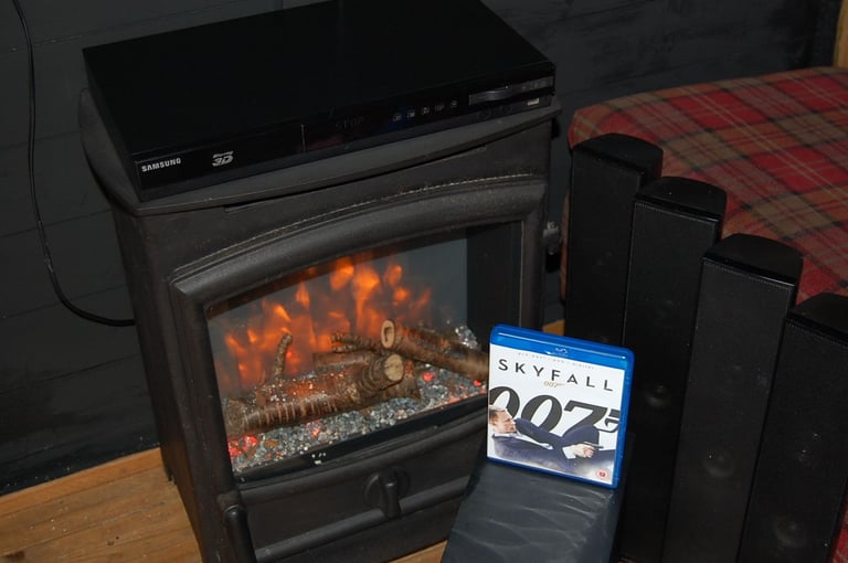 SAMSUNG Blu Ray 5.1 Dolby Surround SYSTEM SKYFALL 007 with 32 inch TV FREE delivery