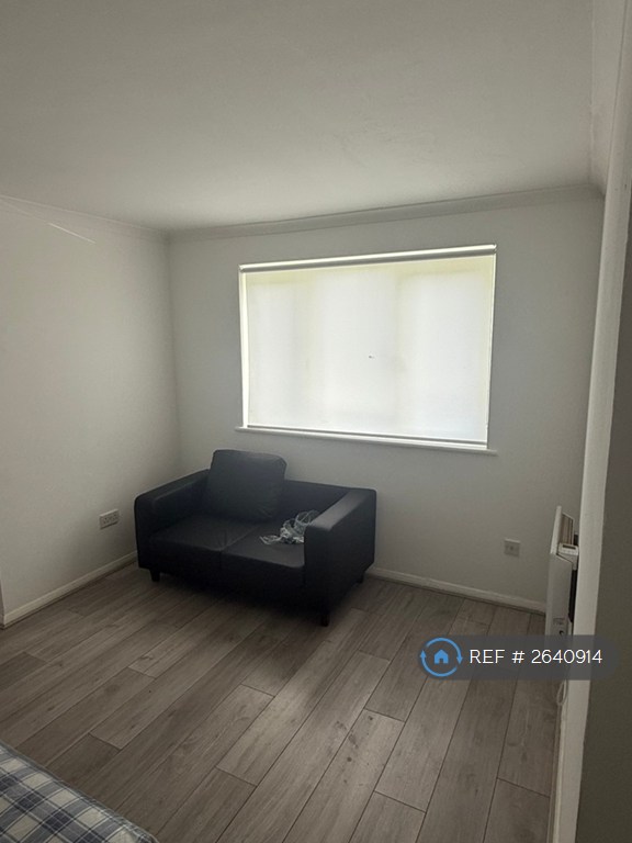 Studio flat in Linnet Close, London, N9 (#2640914)