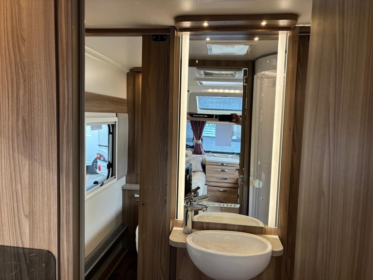 2017 Swift Challenger Hi-Style 560 Rear Island Fixed Bed 12 Months Warranty