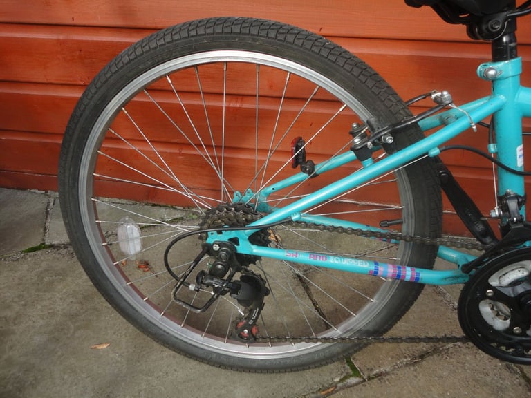 Apollo kinx girls bike, suit age 8 to 11 years, 24 inch wheels, 18 gears, working order