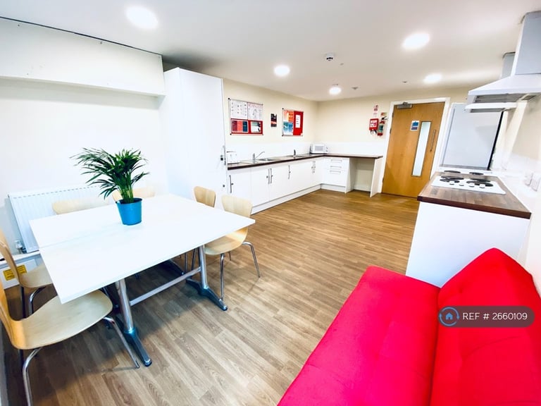 7 bedroom flat in Warwick New Road, Leamington Spa, CV32 (7 bed) (#2660109)