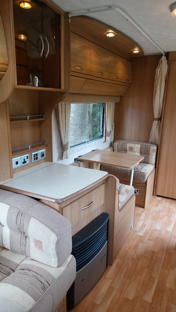 2008 Coachman VIP 520 4 Berth