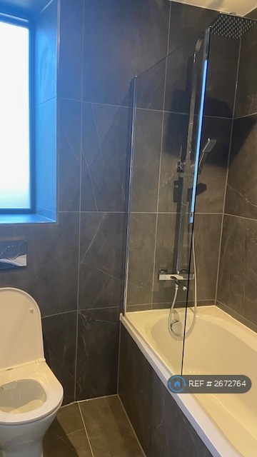 2 bedroom flat in Kingston Road, London, SW20 (2 bed) (#2672764)