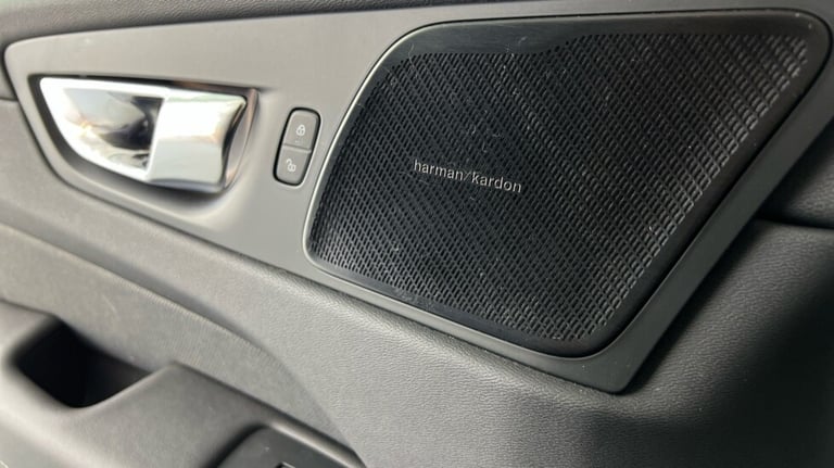 2021 Volvo XC60 B6 R-Design PRO AWD Mild Hybrid(22'Alloys, Harman Kardon, Panroof, Carplay) Estat...