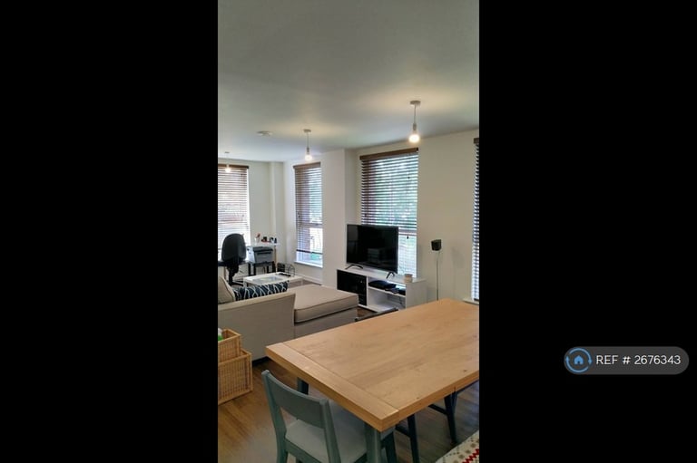 2 bedroom flat in Rosenburg Road, London, W3 (2 bed) (#2676343)