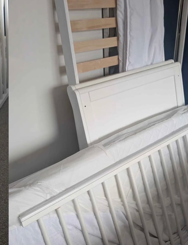 White wood sleigh cot bed 