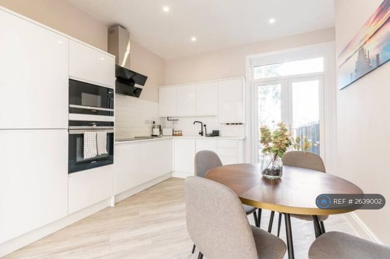 2 bedroom flat in San Remo Parade, Westcliff-On-Sea, SS0 (2 bed) (#2639002)