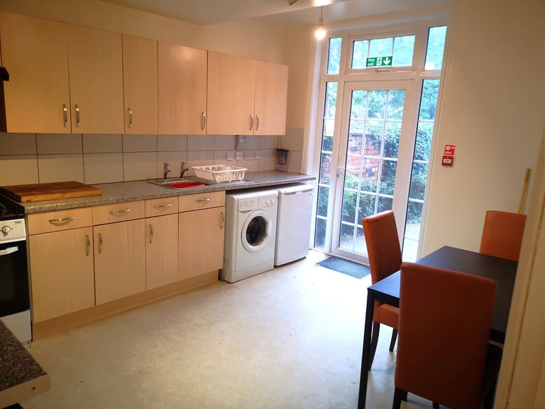 Ensuite DSS only shared house - fantastic place, 6 x ensuites. Not to be missed!